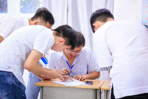 201908【今日五中迎來新主人——阜陽五中千余名新生喜領(lǐng)通知書】2000k 阜陽日?qǐng)?bào) 阜陽發(fā)布 特約攝影 凡偉 18844908911 (9)_conew1.jpg