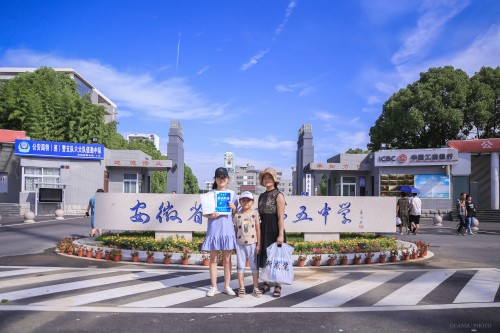 201908【今日五中迎來新主人——阜陽五中千余名新生喜領(lǐng)通知書】2000k 阜陽日?qǐng)?bào) 阜陽發(fā)布 特約攝影 凡偉 18844908911 (18)_conew1.jpg