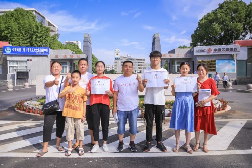 201908【今日五中迎來新主人——阜陽五中千余名新生喜領(lǐng)通知書】2000k 阜陽日?qǐng)?bào) 阜陽發(fā)布 特約攝影 凡偉 18844908911 (17)_conew1.jpg