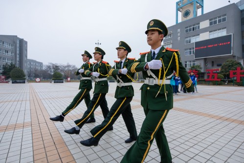 201912【夯實(shí)基礎(chǔ) 練就功夫——阜陽五中第七屆國旗護(hù)衛(wèi)隊(duì)基本功大賽圓滿成功】潁州晚報(bào) 阜陽日?qǐng)?bào) 阜陽發(fā)布 特約攝影記者 凡偉 18844908911 (6)_conew1.jpg