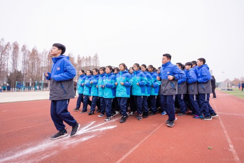 201912【強(qiáng)健體魄 淬煉精神——阜陽五中舉行高一 高二年級跑操比】潁州晚報 阜陽日報 阜陽發(fā)布 特約攝影記者 凡偉 18844908911-5_conew1.jpg