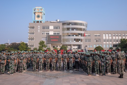 202008【2020級(jí)軍訓(xùn)閉幕式 阜陽五中】潁州晚報(bào) 阜陽日?qǐng)?bào) 特約攝影記者 凡偉 18844908911-4_conew1.jpg