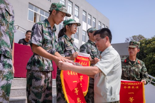 202008【2020級(jí)軍訓(xùn)閉幕式 阜陽五中】潁州晚報(bào) 阜陽日?qǐng)?bào) 特約攝影記者 凡偉 18844908911-14_conew1.jpg