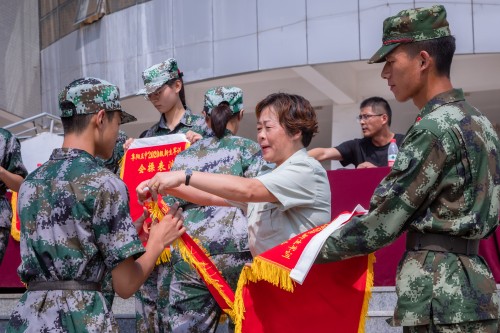 202008【2020級(jí)軍訓(xùn)閉幕式 阜陽五中】潁州晚報(bào) 阜陽日?qǐng)?bào) 特約攝影記者 凡偉 18844908911-12_conew1.jpg