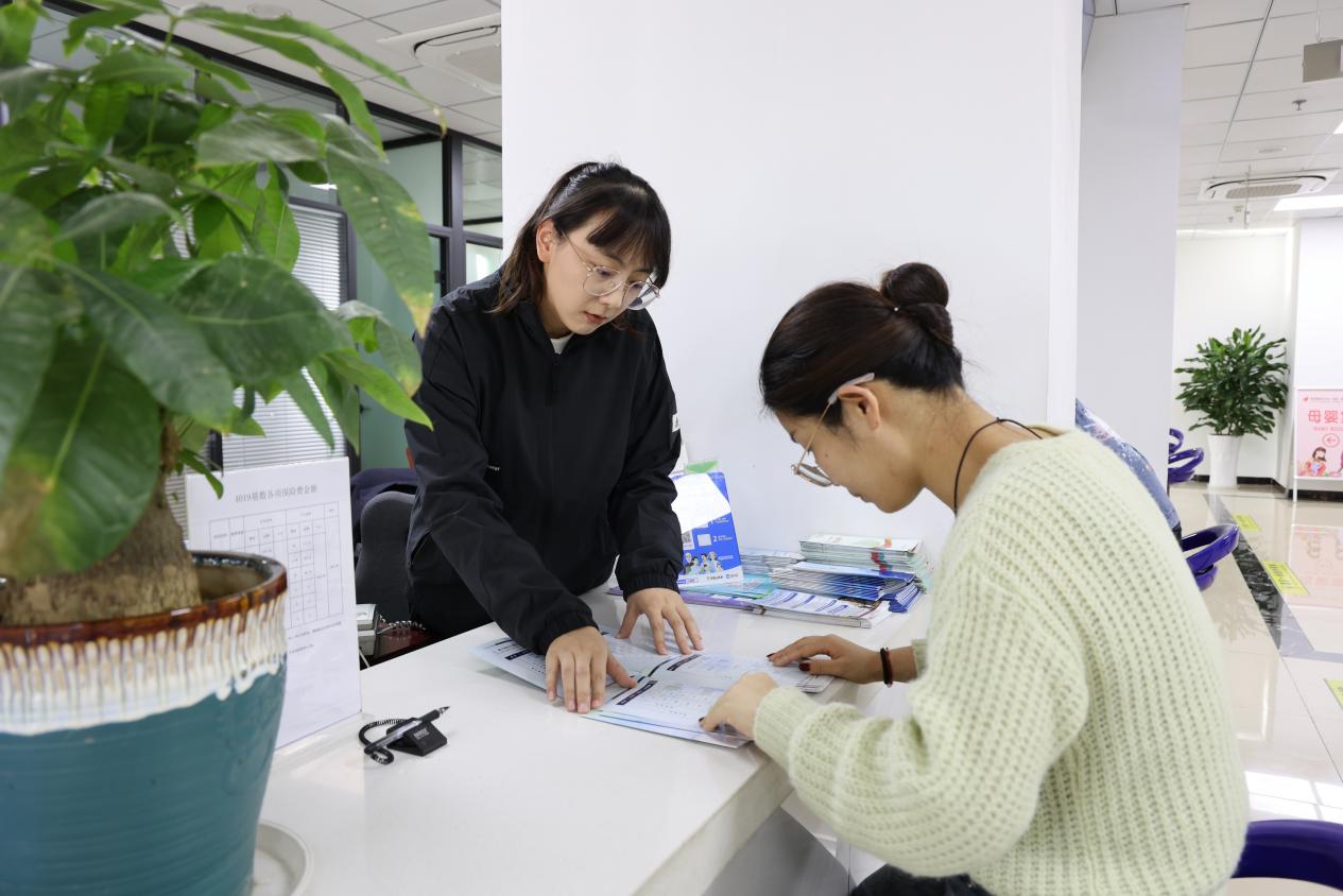 慈湖高新區(qū)政務(wù)中心大廳，工作人員正在給市民介紹相關(guān)政策。慈湖高新區(qū)管委會供圖