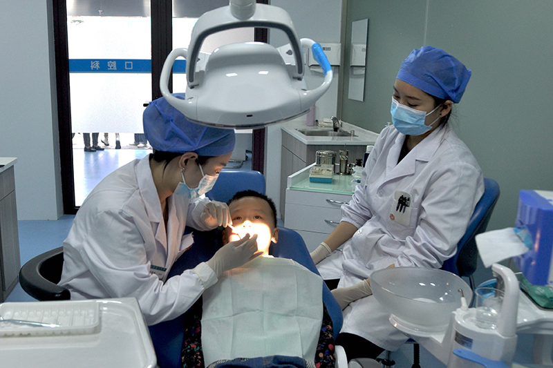 在“健康口腔”行動中，為適齡兒童免費開展局部涂氟、第一恒磨牙窩溝封閉活動?；ㄉ絽^(qū)發(fā)展改革委供圖