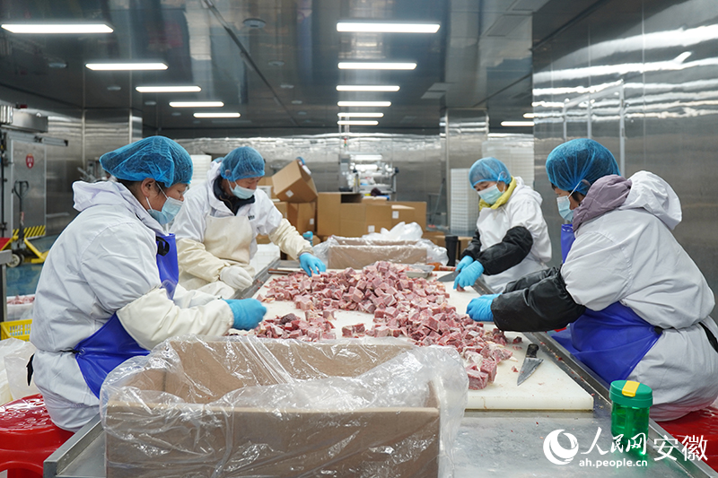 安徽寶臨食品有限公司內(nèi)，工人們正在將切割出來的牛腩篩選打包。人民網(wǎng)記者 陳若天攝