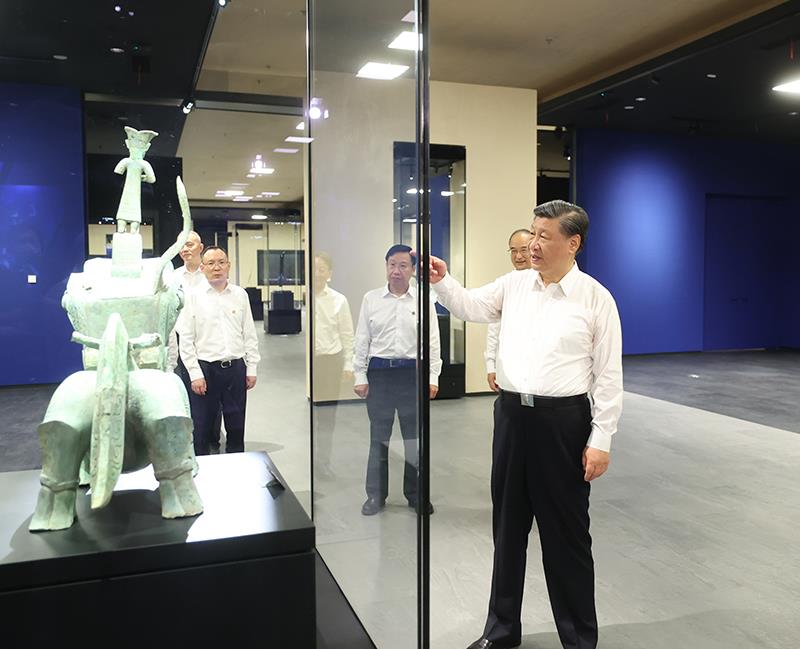 　△2023年7月26日，習(xí)近平總書記在位于四川德陽市廣漢市的三星堆博物館新館參觀。