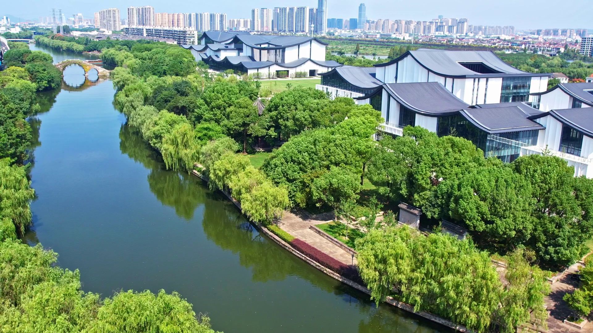 　△浙東運河。今年9月20日，習(xí)近平總書記來到浙東運河文化園考察，強調(diào)“大運河文化是中國優(yōu)秀傳統(tǒng)文化的重要組成部分，要在保護、傳承、利用上下功夫，讓古老大運河煥發(fā)時代新風(fēng)貌”。