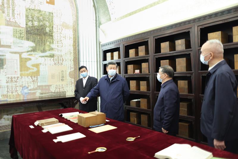 △2023年6月1日，習(xí)近平總書記在中國國家版本館考察時，在蘭臺洞庫了解館藏精品版本保存情況。