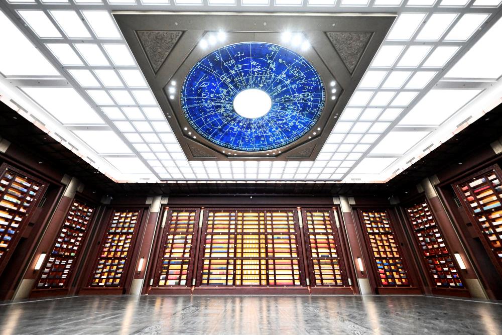 △中國國家版本館中央總館“文瀚閣”內(nèi)景。星空穹頂上是一幅宋代石刻天文圖，傳遞著“文瀚閣”的寓意：中華文明如星空般浩瀚璀璨。