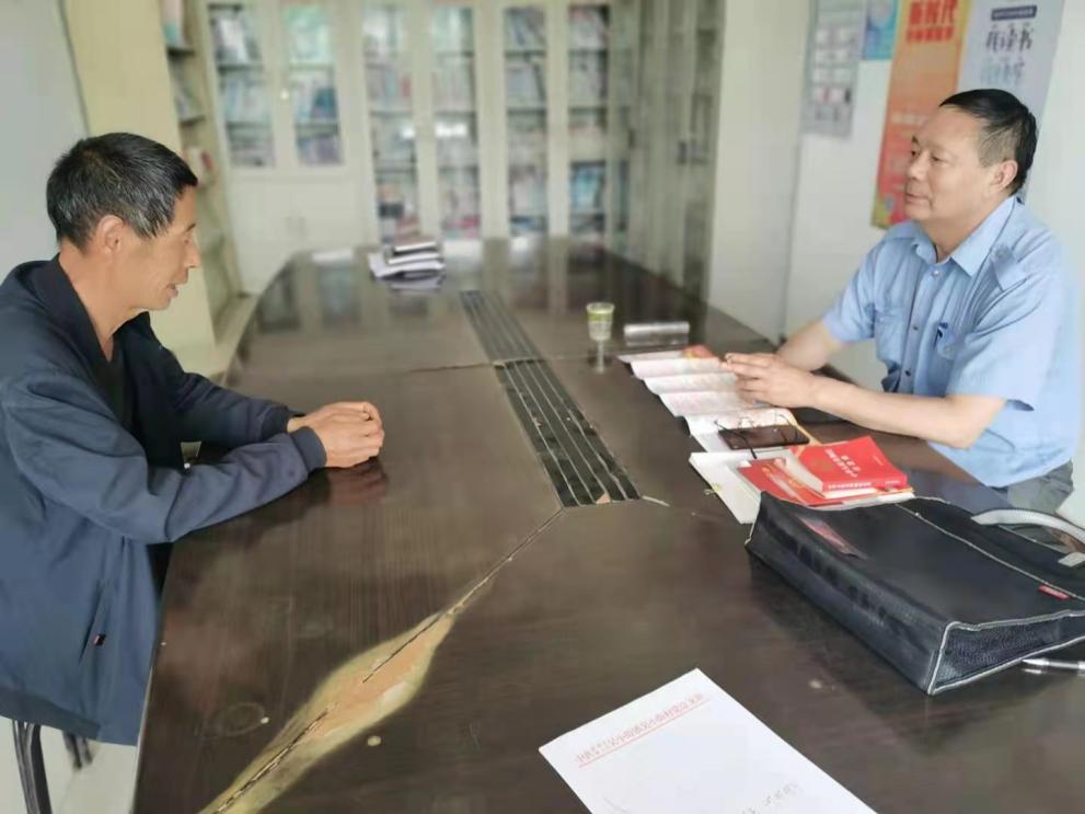 吳夕品（右一）在調(diào)解。蚌埠市淮上區(qū)吳小街鎮(zhèn)供圖