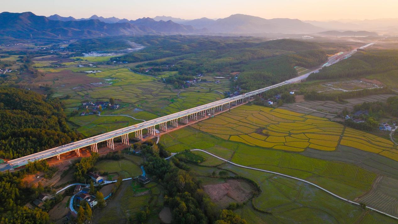 俯瞰正在建設(shè)的柿木河大橋。安徽交控集團供圖