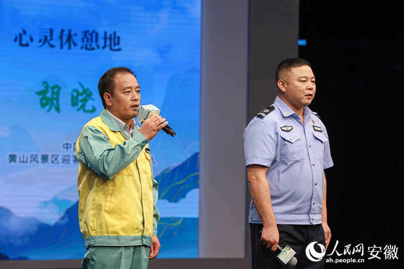 “中國(guó)好人”李培生（左）、胡曉春現(xiàn)場(chǎng)推介“大黃山”。人民網(wǎng)記者 張俊攝