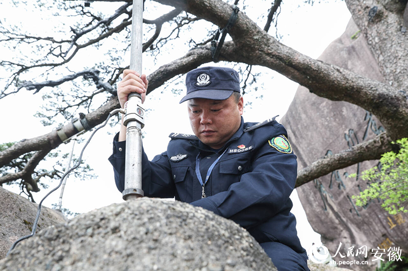 胡曉春檢查支撐桿松動(dòng)情況。人民網(wǎng)記者 張俊攝