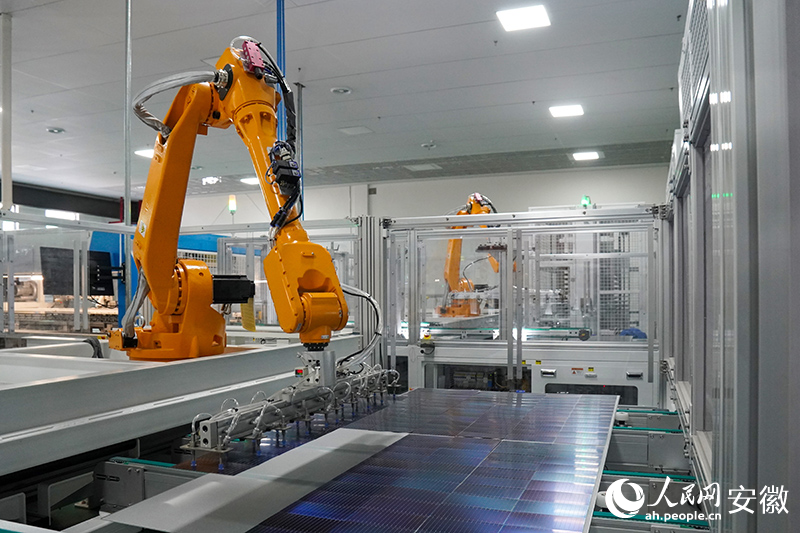 亳州宏陽能源股份有限公司車間內(nèi)，機(jī)械臂正在作業(yè)。人民網(wǎng)記者 陳若天攝.jpg