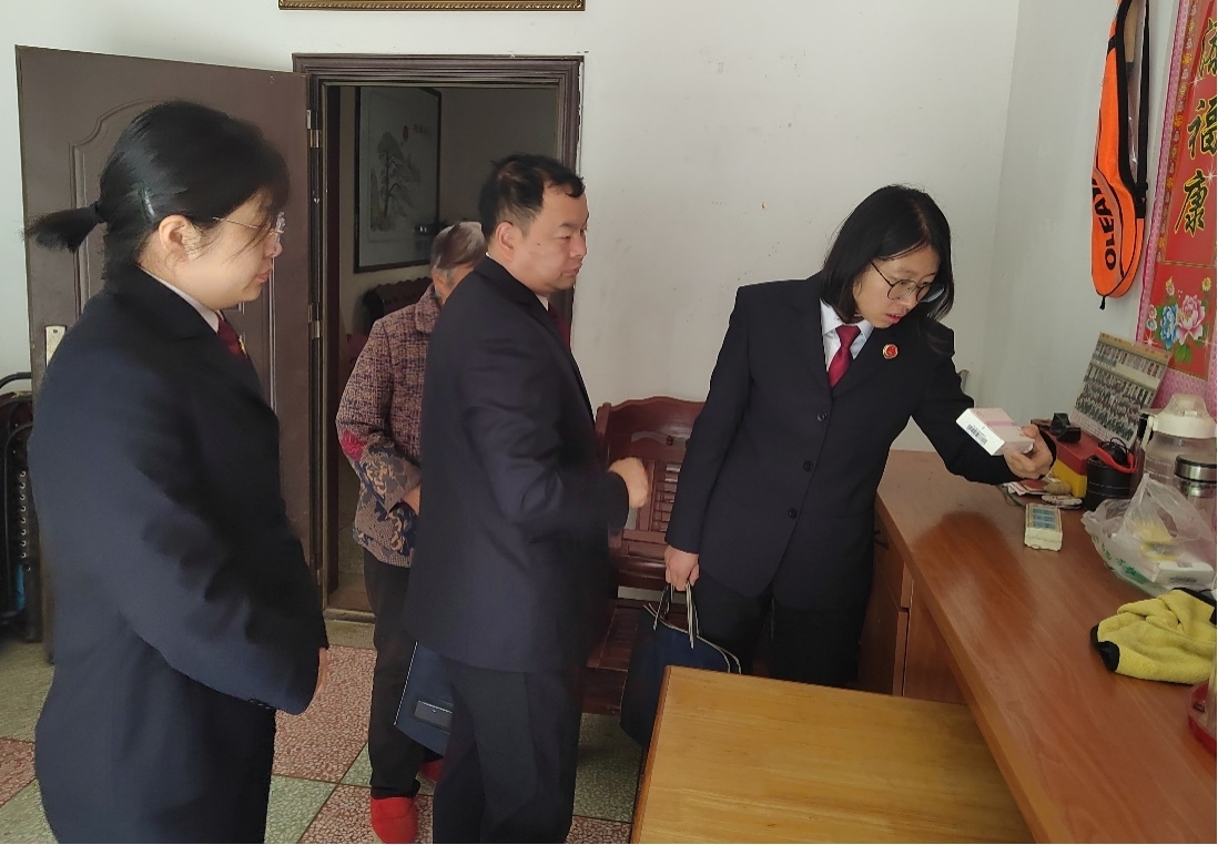 瑯琊區(qū)檢察院檢察官現場走訪救助家庭?，樼饏^(qū)檢察院供圖