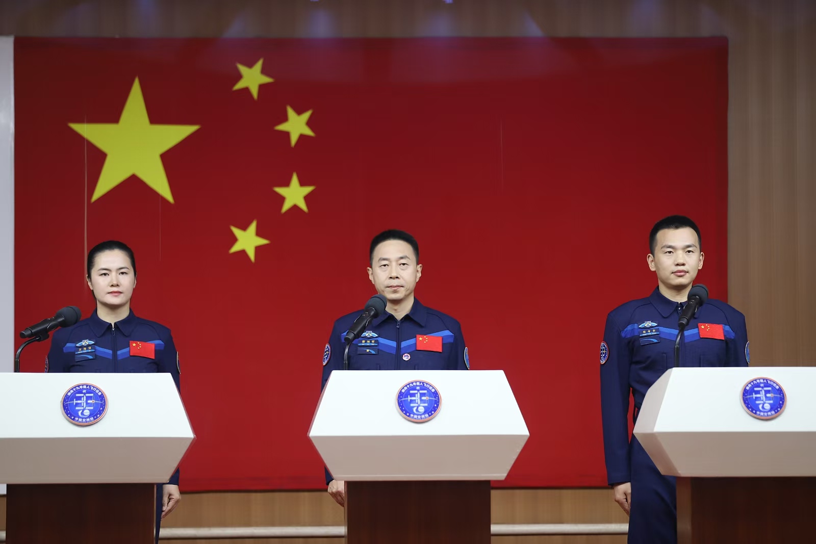 10月29日，神舟十九號航天員乘組在酒泉衛(wèi)星發(fā)射中心問天閣與中外媒體記者集體見面。人民網(wǎng)記者 黃帆攝