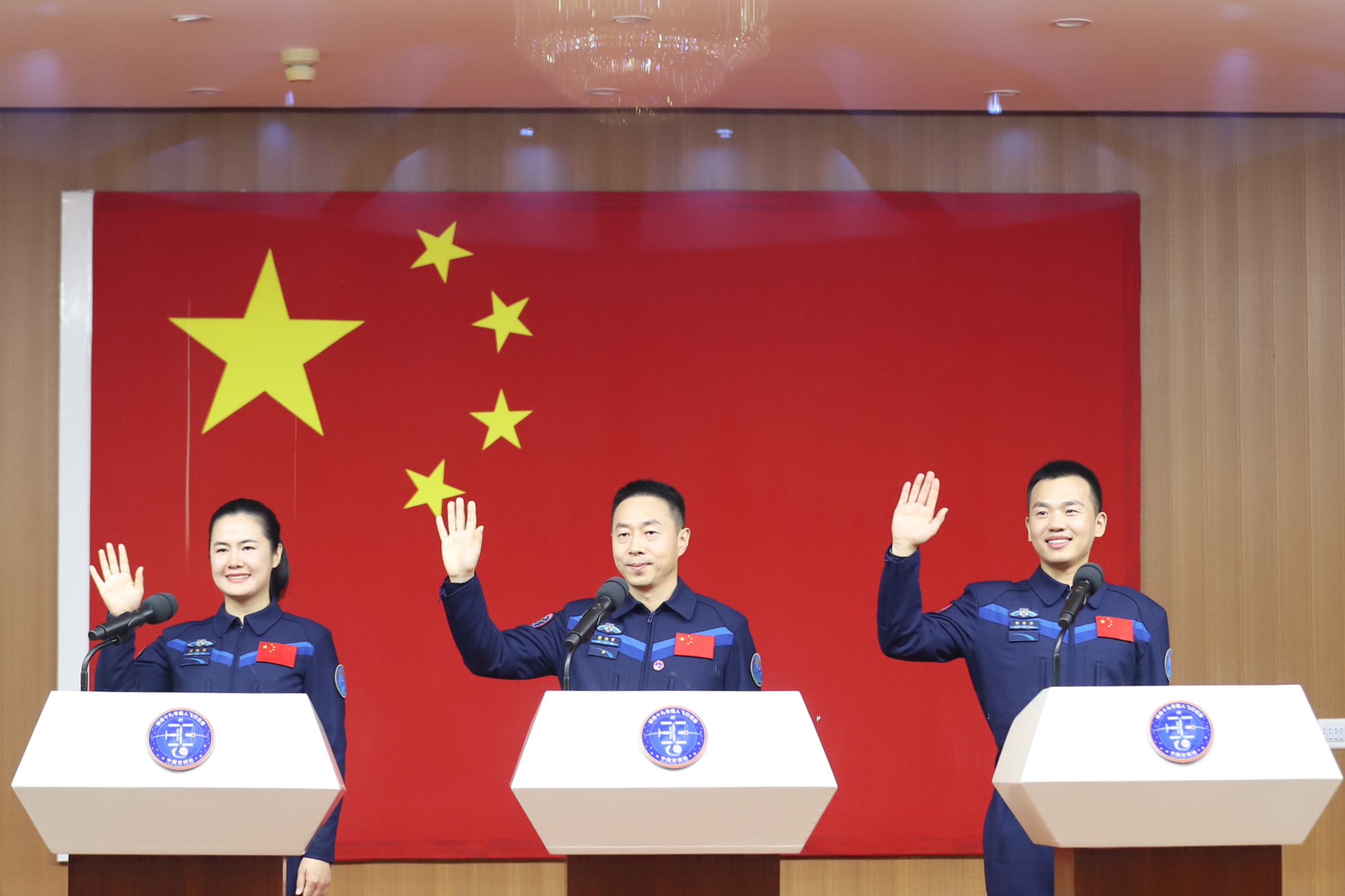 10月29日，神舟十九號航天員乘組在酒泉衛(wèi)星發(fā)射中心問天閣與中外媒體記者集體見面。人民網(wǎng)記者 黃帆攝