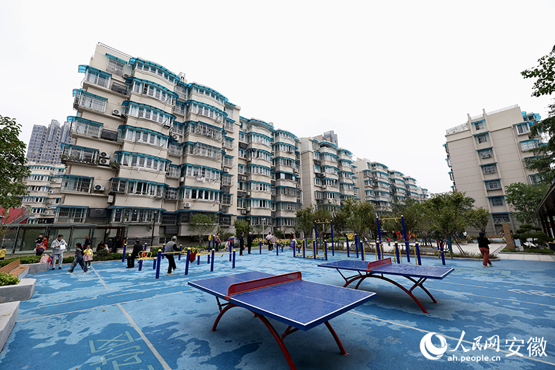 備受居民青睞的健身場地。人民網(wǎng)記者 張俊攝