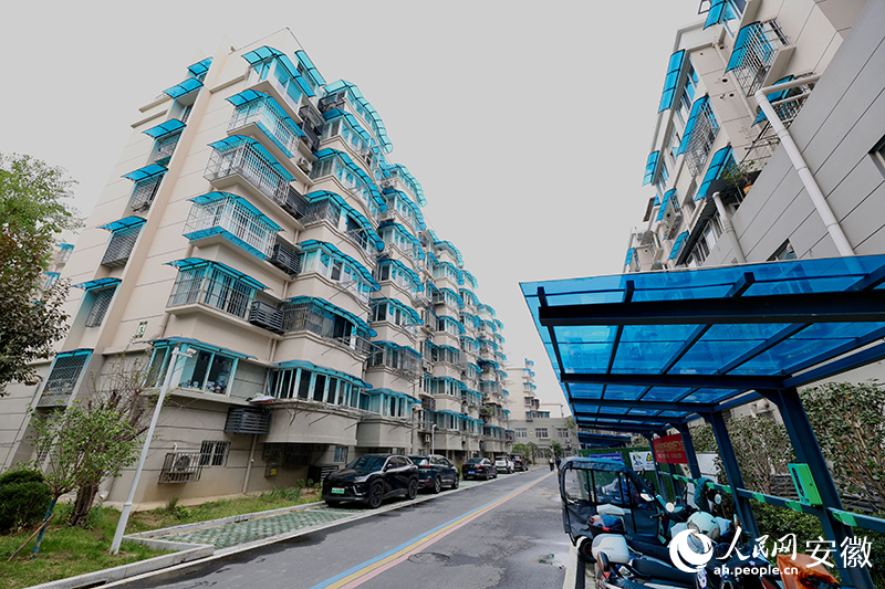 改造后，小區(qū)停車井然有序。人民網(wǎng)記者 張俊攝