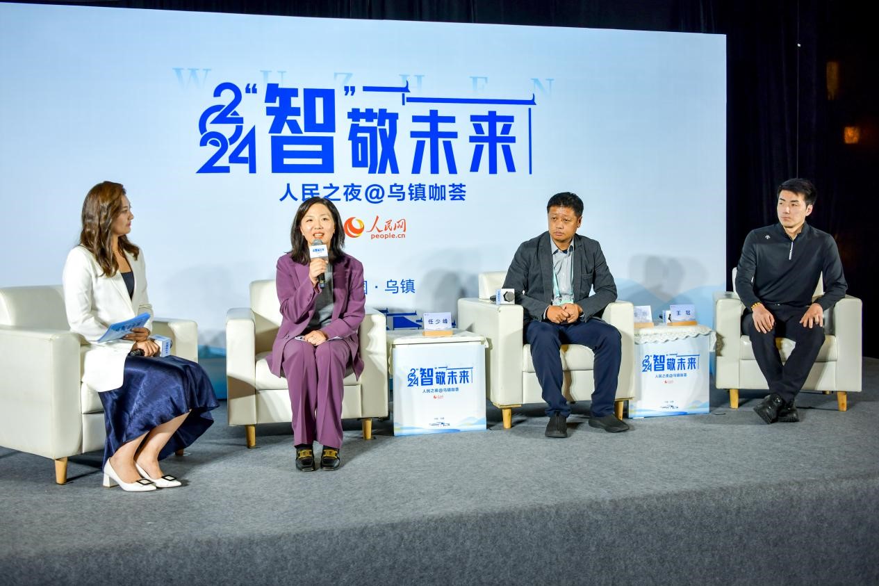 在對話環(huán)節(jié)，趣丸科技總編輯、副總裁任少峰，星云智慧機(jī)器人CEO李明，可之教育大模型創(chuàng)始人王冠討論“人工智能如何惠及大眾”。人民網(wǎng)記者 任峰濤攝