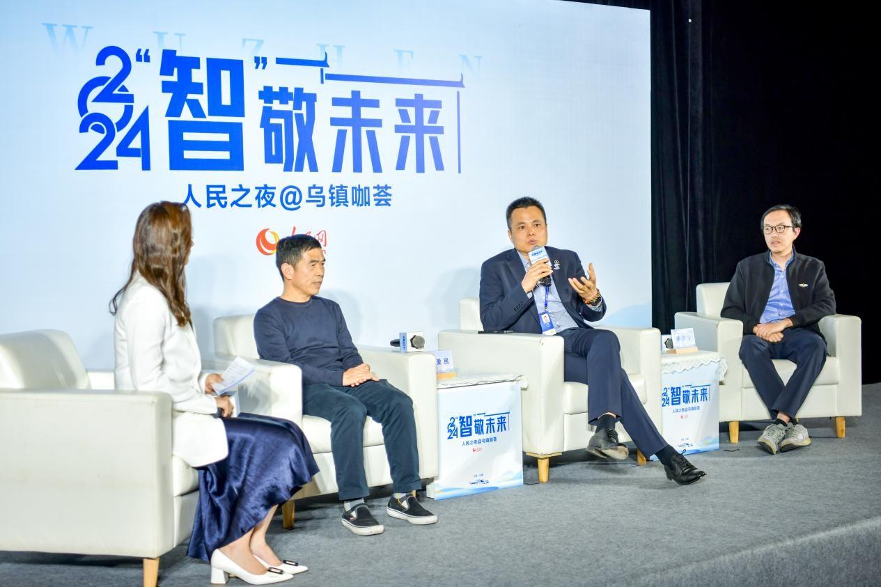 在對話環(huán)節(jié)，之江實(shí)驗(yàn)室高級研究專家潘愛民、伏羲智庫創(chuàng)始人李曉東、麒麟軟件副總經(jīng)理李震寧探討“‘百模大戰(zhàn)’將卷向何方”。人民網(wǎng)記者 任峰濤攝