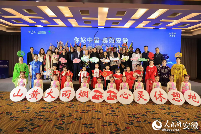 旅行商們與演員們合影。人民網(wǎng)記者 王曉飛攝