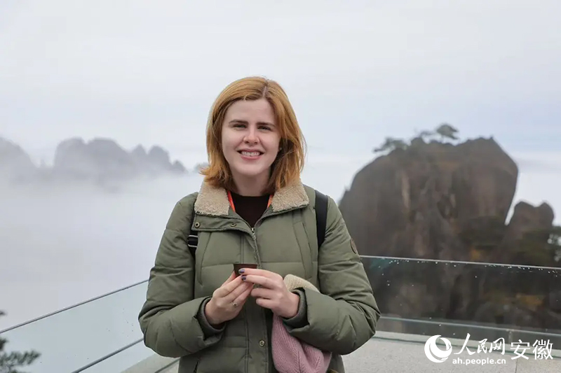 美國(guó)旅行商貝愛(ài)然與背后的云海合影。