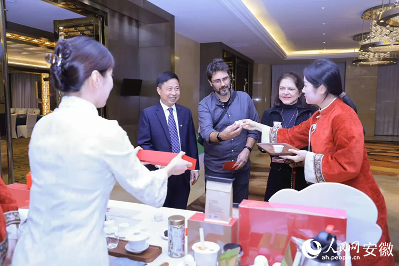 幾位旅行商品茶。人民網(wǎng)記者 王曉飛攝