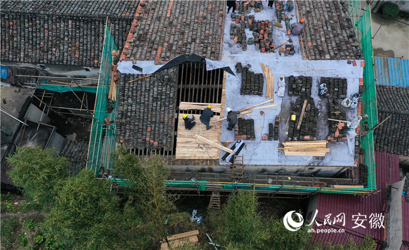 傳統(tǒng)建筑屋頂翻新。人民網(wǎng)記者 張俊攝