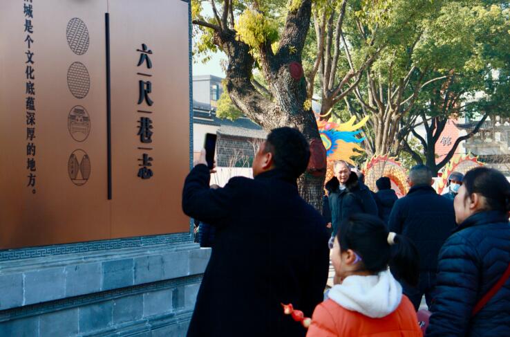 游客前來感受“禮讓”文化。六尺巷景區(qū)供圖