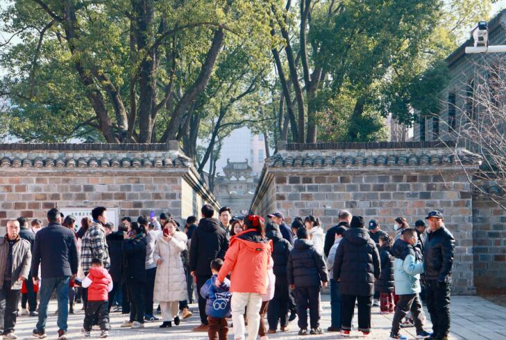 景區(qū)游人如織。 六尺巷景區(qū)供圖